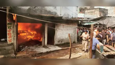 नरकटियागंज बीच बाजार में धूं धूं कर जला रेडीमेड दुकान, अफरा तफरी