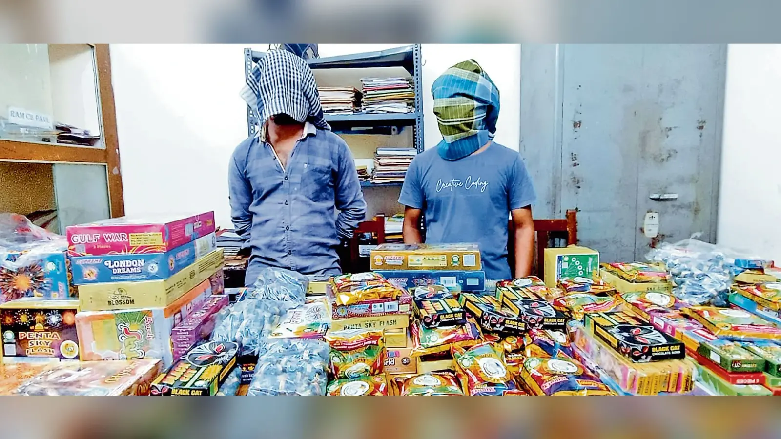 दुर्गापुर में लाखों रुपये के प्रतिबंधित पटाखे जब्त, पकड़े गये छह लोग