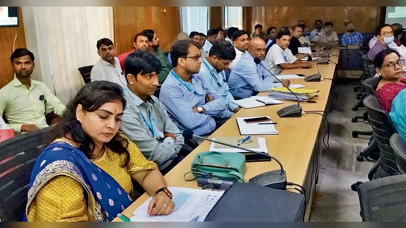Gopalganj News : दीपावली-छठ में घर आनेवाले बुजुर्गों का बनवाएं आयुष्मान कार्ड : डीएम