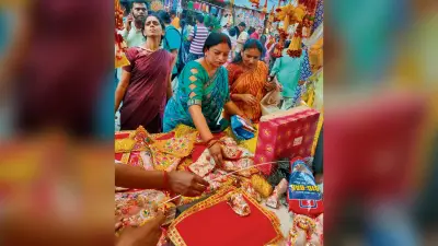 hajipur news. बाजारों में उत्साह, रंग-बिरंगी रोशनी से घरों और दुकानों की बढ़ी राैनक