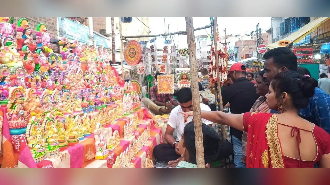 दीपावली आज, उत्सव में डूबे लोग