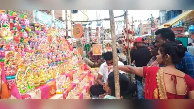 दीपावली आज, उत्सव में डूबे लोग