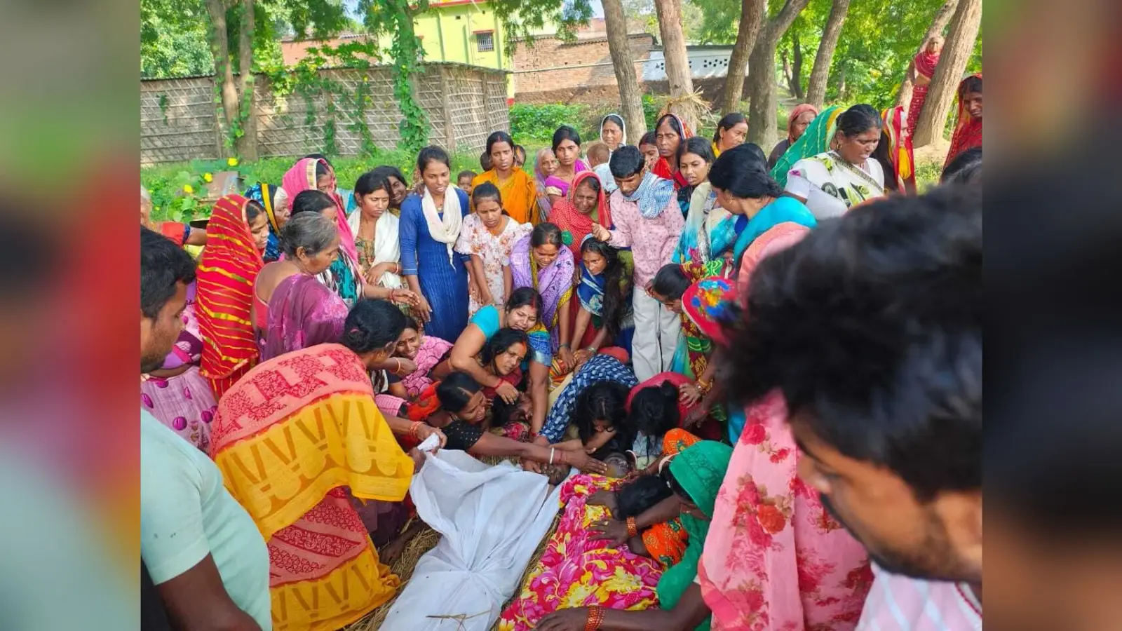 खेत से धान का पुंज ला रहे पिता व पुत्र की करेंट लगने से हुई मौत