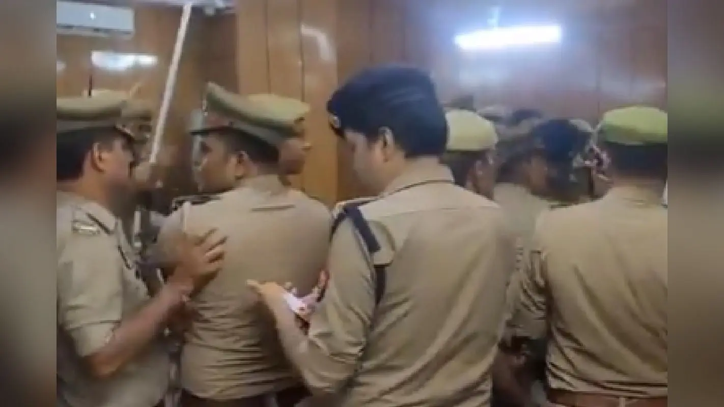 Ghaziabad : अदालत में जज और वकील भिड़े, पुलिस के आने के बाद भी नहीं सुलझा मामला, Video Viral