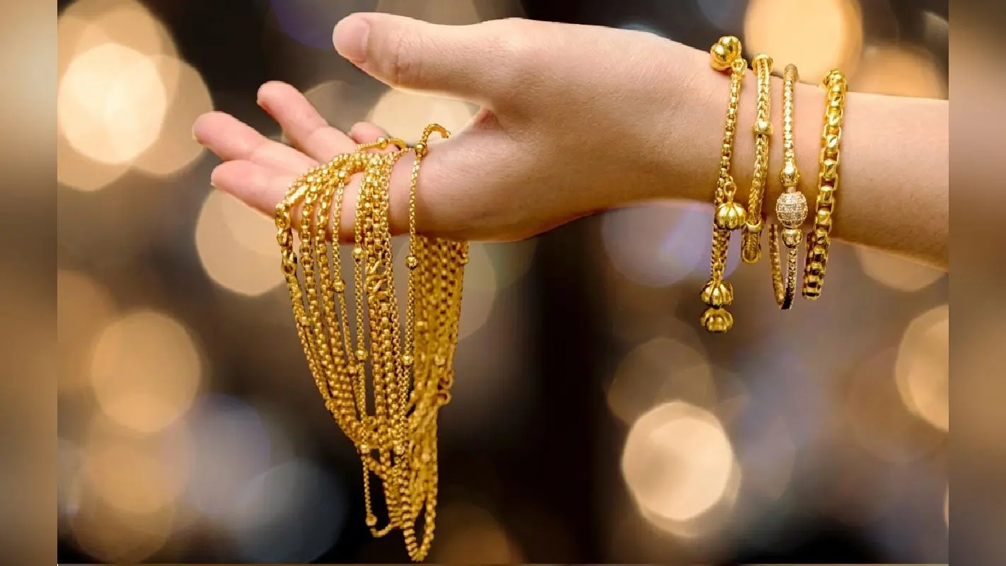 Gold Price: रुपया हुआ कमजोर तो 700 रुपये चढ़ गया सोना, चांदी 1,300 रुपये मजबूत