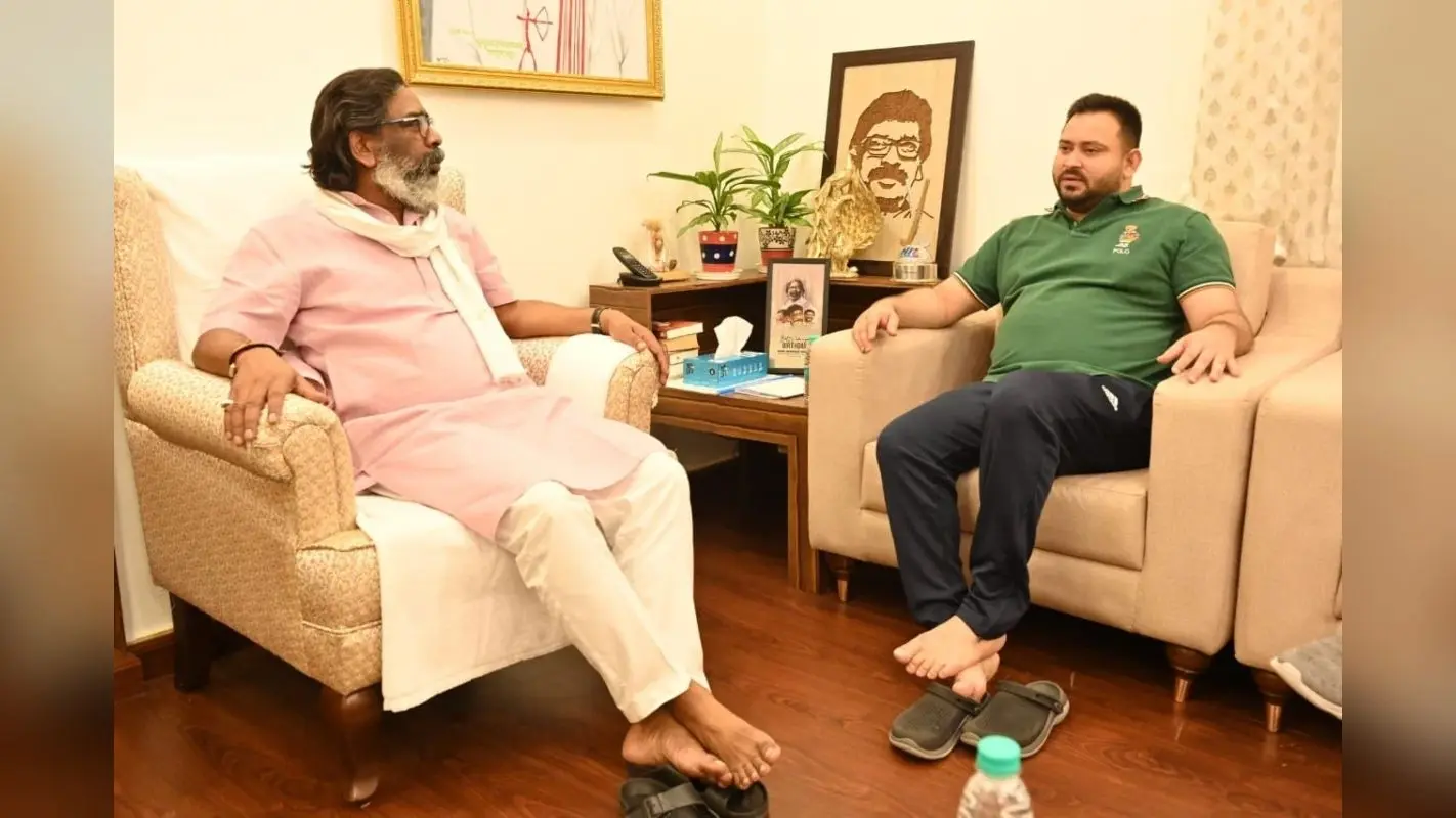 Jharkhand Elections 2024: तेजस्वी यादव ने हेमंत सोरेन से की मुलाकात, राजद को सात सीटें देने पर बनी सहमति