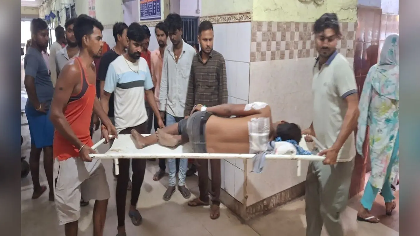 Bihar News: छपरा में भूंजा दुकानदार को अपराधियों ने मारी गोली, गंभीर हालत में PMCH रेफर