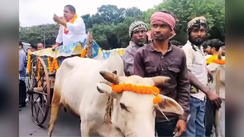 जमशेदपुर में बैलगाड़ी से नामांकन करने पहुंचा उम्मीदवार, कह दी ये बड़ी बात
