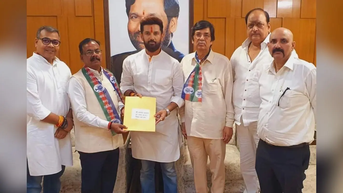 Chatra Assembly Election: पूर्व विधायक जनार्दन पासवान चतरा से लोजपा प्रत्याशी घोषित, चिराग पासवान ने दिया सिंबल
