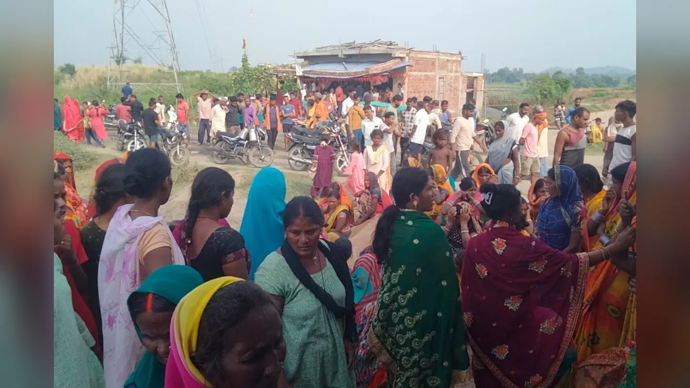 Palamu News: धारदार हथियार से मार कर युवक की हत्या, मर्डर की जांच को लेकर घंटो शव के साथ अड़े रहे ग्रामीण