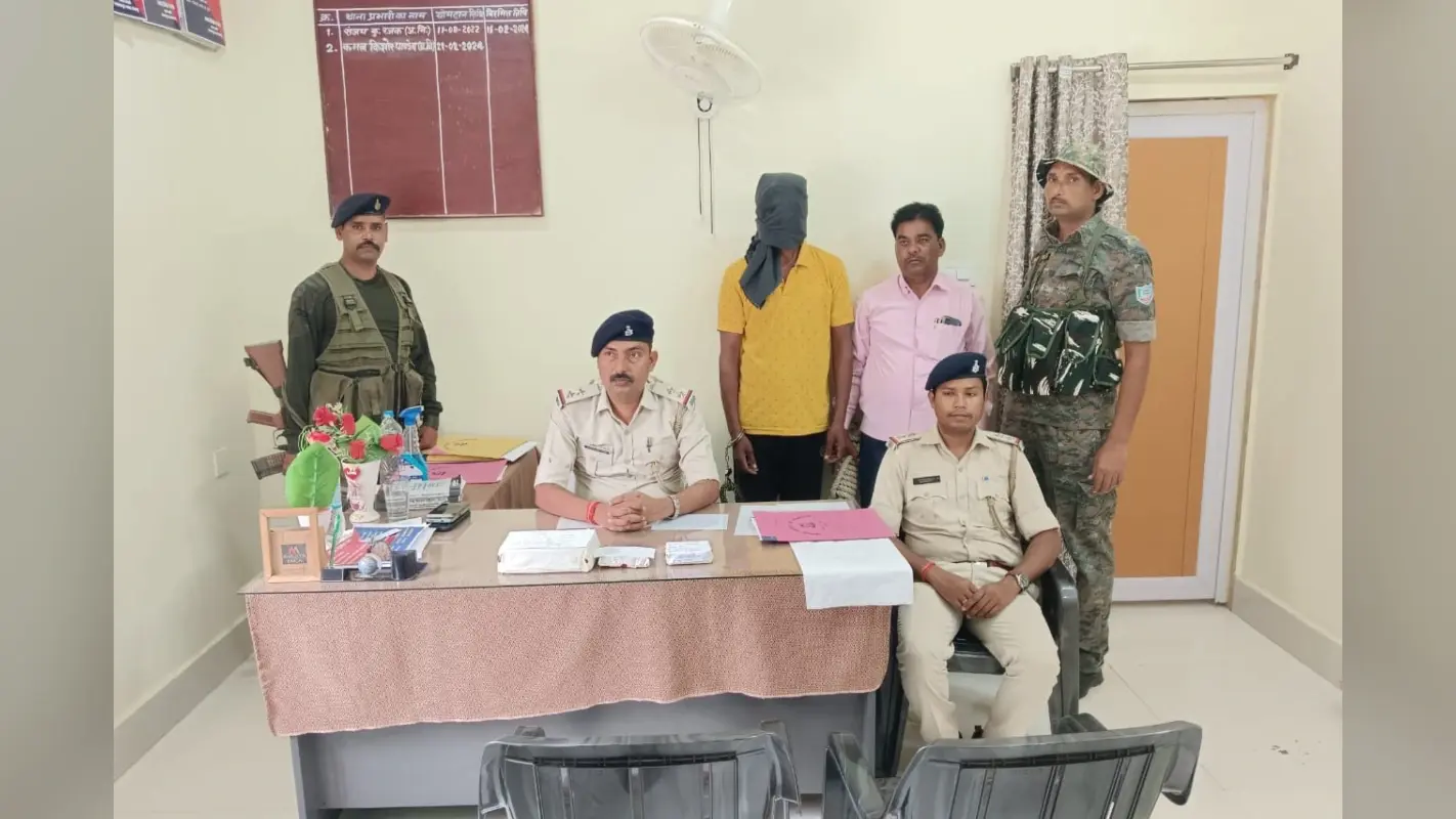 Durga Puja Violence: मूर्ति विसर्जन के दौरान बड़ी घटना टली, पुलिस ने हथियार के साथ युवक को किया गिरफ्तार