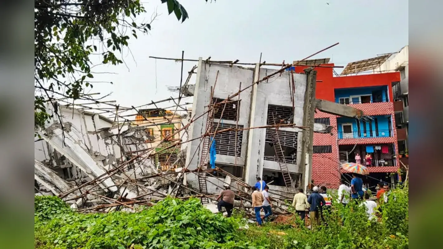 Karnataka Heavy Rainfall: बारिश का कहर, बेंगलुरु में निर्माणाधीन इमारत ढहने से 1 मजदूर की मौत, 14 बचाये गए