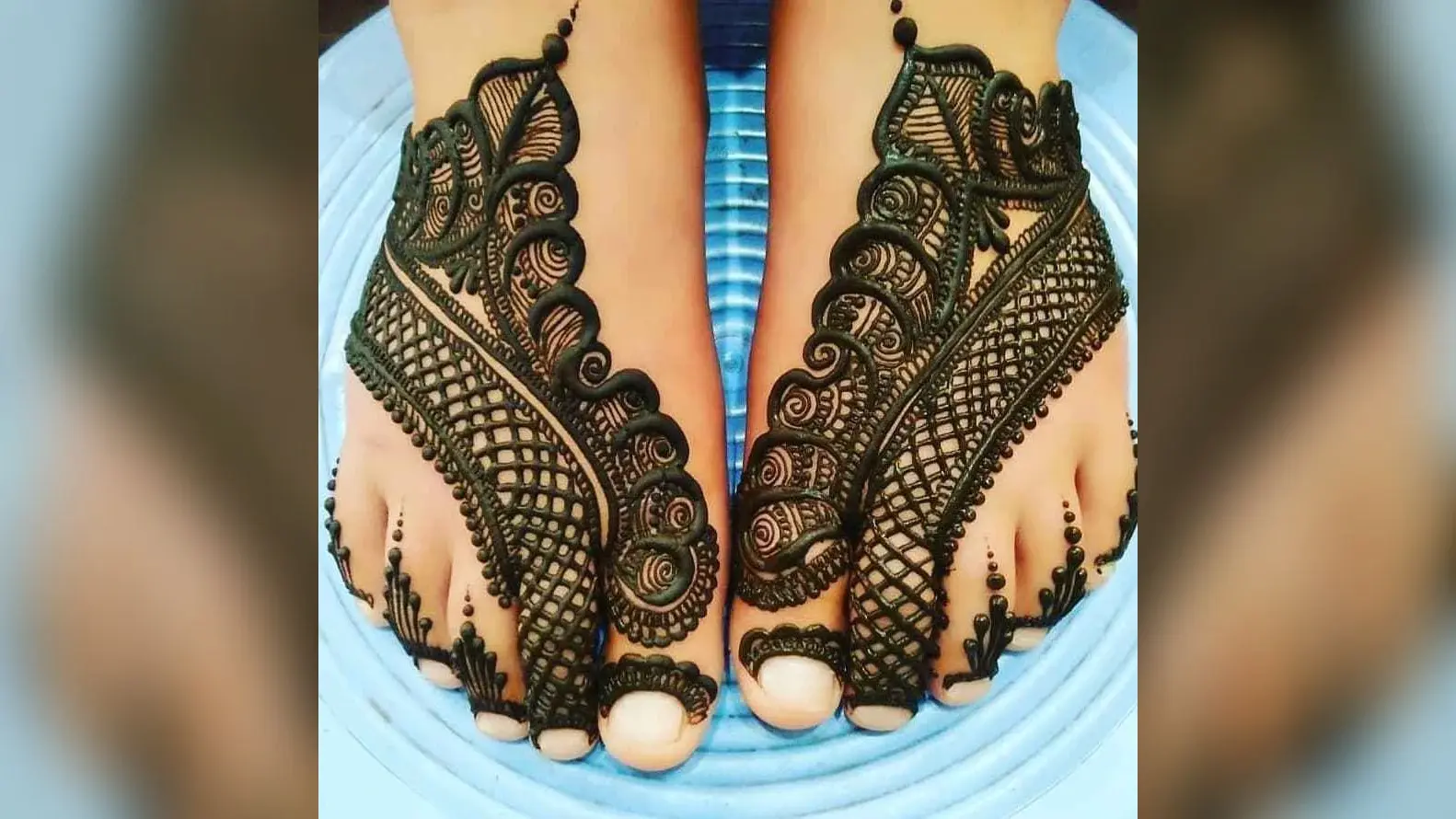 Karwa Chauth Feet Mehndi Design: पैरों पर लगाएं ये 5 बेस्ट और लेटेस्ट मेहंदी डीजाइन, करें ट्राई