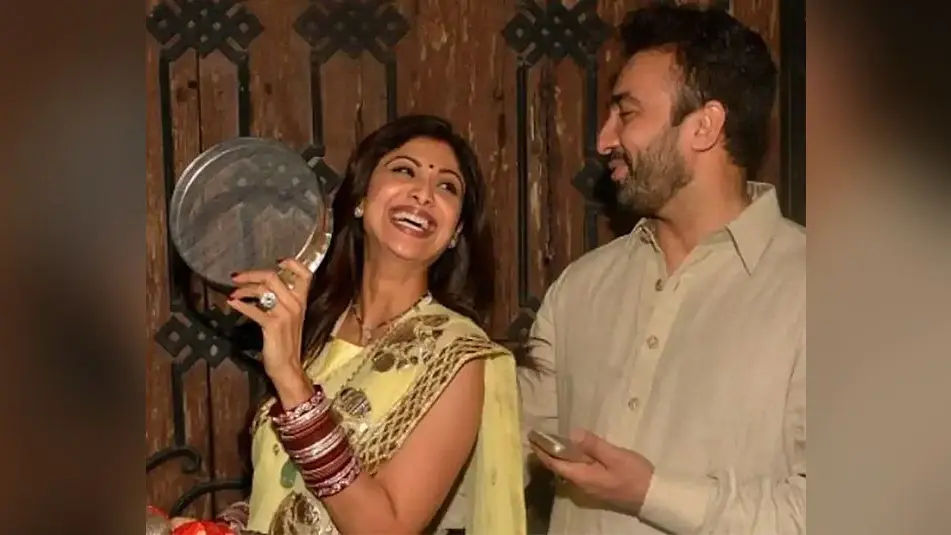 Karwa Chauth Photo Poses: यहां है 5 बेहतरीन कप्लस पोसेस, इस करवा चौथ आप भी करें ट्राई
