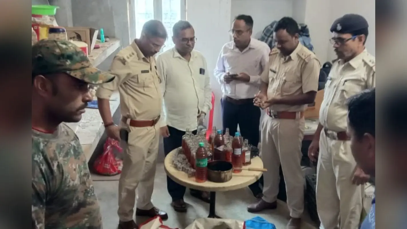Sahibganj News: सरकारी शराब दुकान की आड़ में बेचा जा रहा था नकली शराब, ग्राहक ने ऐसे किया भंडाफोड़