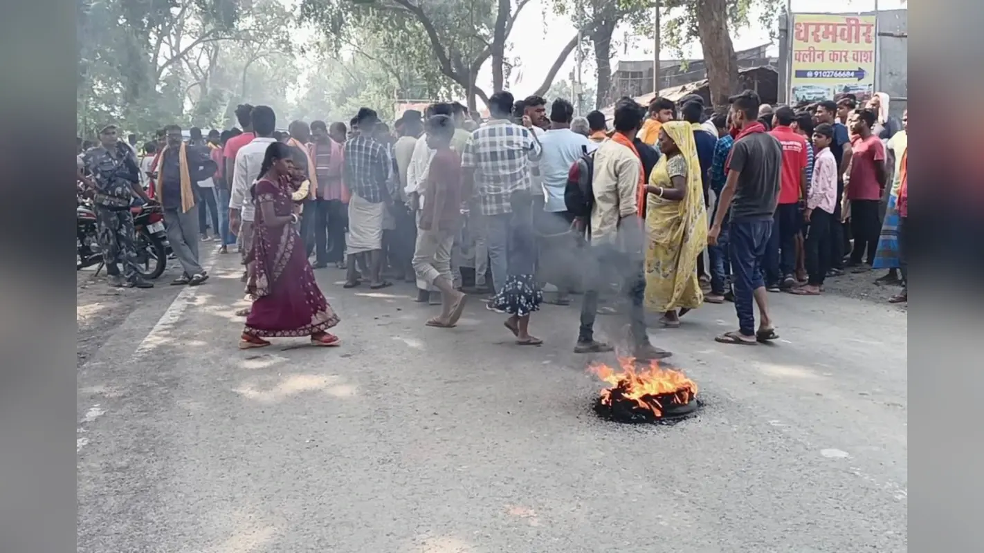 Sahibganj Road Accident : साहिबगंज में तेज रफ्तार ट्रक ने मारी टक्कर, मौत के बाद आक्रोशित ग्रामीणों ने काटा बवाल