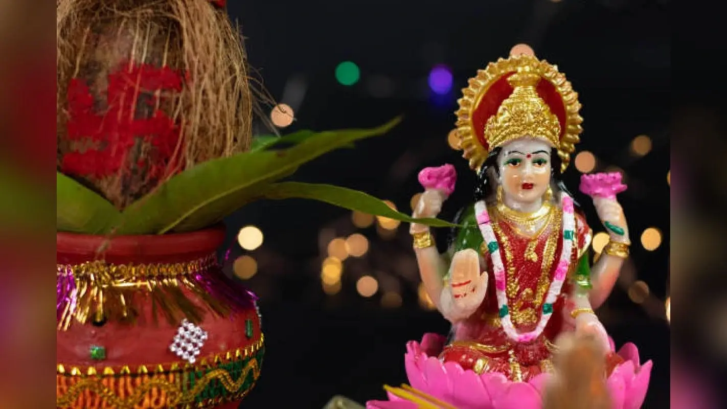 Laxmi and Ganesh Puja: दिवाली पर क्यों होती है लक्ष्मी-गणेश की पूजा, जानें रिश्ते में क्या लगते हैं ये देवता?