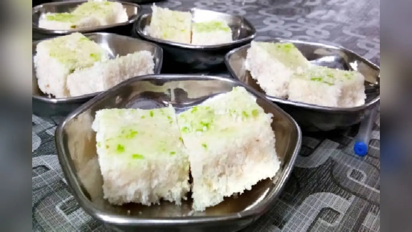 Laxmi Puja Prasad Recipe: देवी लक्ष्मी के लिए भोग प्रसाद, बनाएं मावा बर्फी