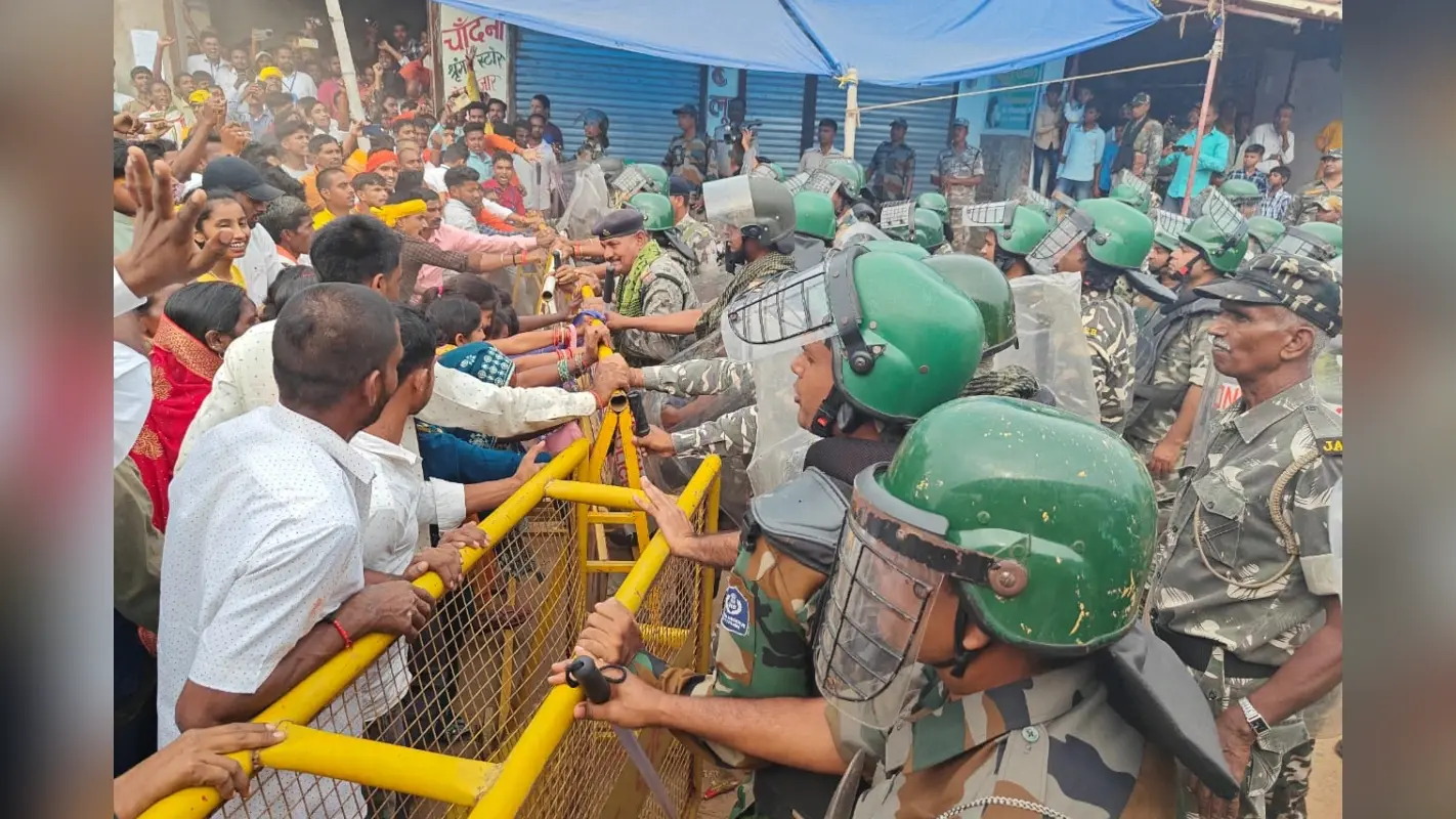 Durga Puja Violence: गढ़वा में दुर्गा पूजा मूर्ति विसर्जन को लेकर बवाल, आंसू गैस के गोले छोड़े, पत्थरबाजी में एएसपी चोटिल