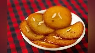 Navratri Fourth Day Bhog: इस नवरात्रि कूष्मांडा माता को भोग लगाएं मीठे मालपुआ का, जानें बनाने की विधि