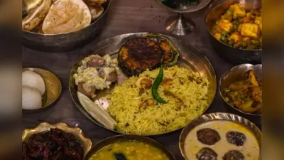 Masala Khichdi Recipe : खिचड़ी को दें मसालेदार ट्विस्ट, यहां जानें बनाने का आसान तरीका