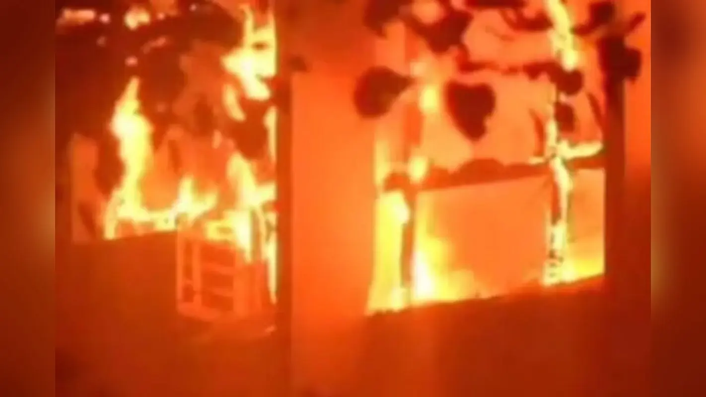 Kolkata Fire : दक्षिण कोलकाता में आग लगने से एक घायल, कई झुग्गियां जलकर खाक