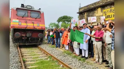 झारखंड के इस स्टेशन में 8 साल बाद रुकी पैसेंजर ट्रेन, लोगों के आंदोलन से झुका रेलवे