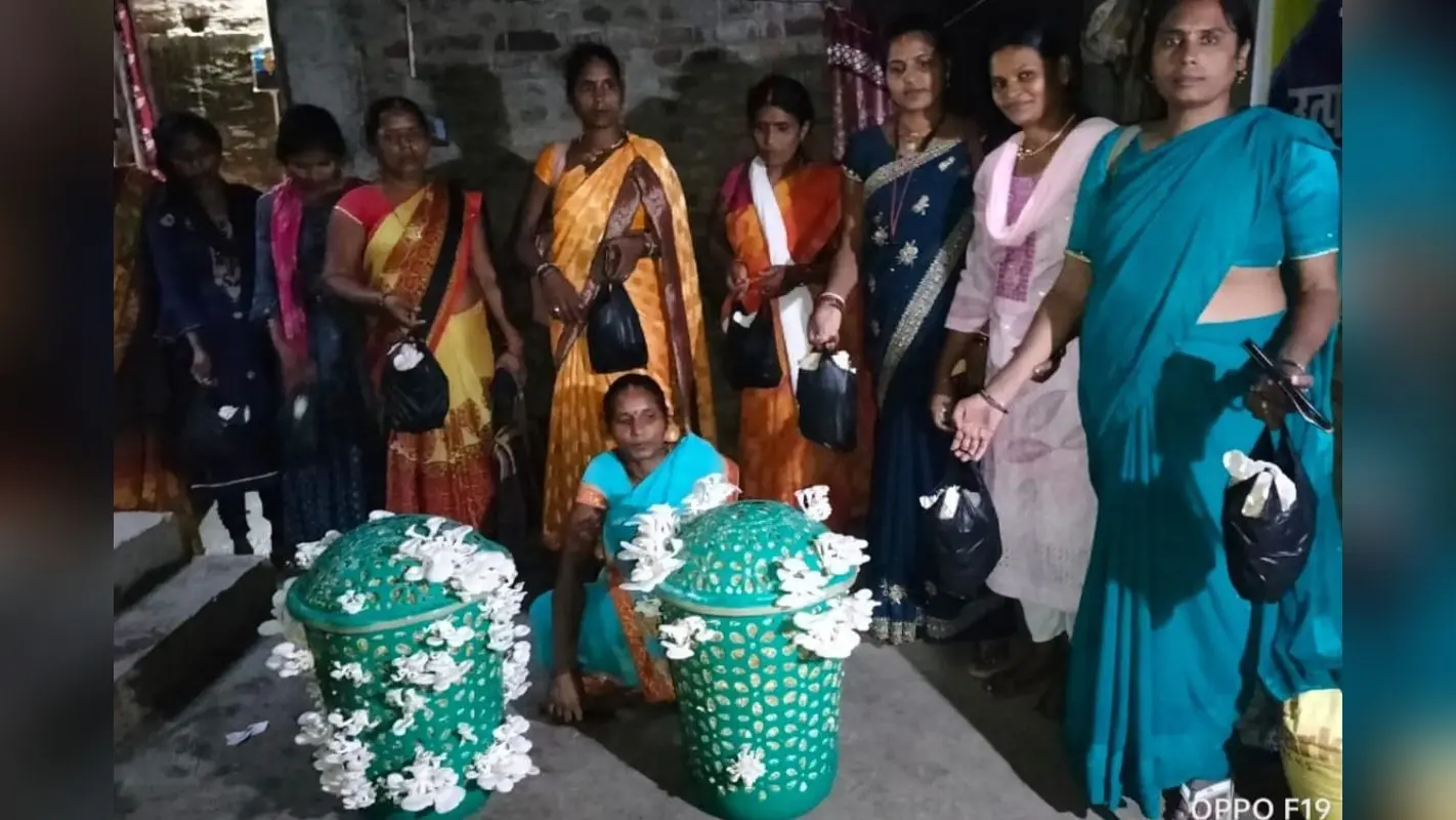 Success Story: बाल्टी के सहारे हर महीने हजारों कमा रही गया की कंचन, दूसरी महिलाओं की भी कर रही मदद