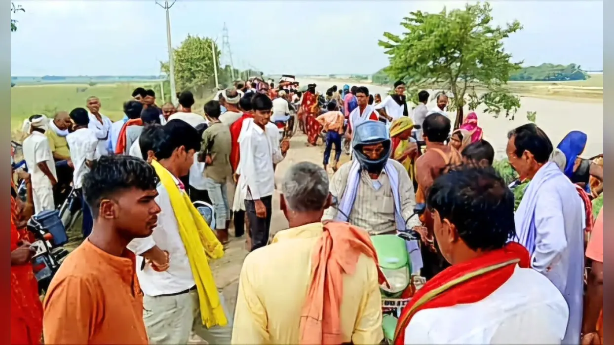 Bihar News: बिहार में बड़ा हादसा, बागमती नदी में डूबी नाव, 10 लोग थे सवार, 2 लापता