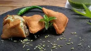 Navratri Vrat Recipe: इस नवरात्रि व्रत में ट्राई कीजिए ये कुट्टू के आटे से बने हेल्थि समोसे, जानें विधि