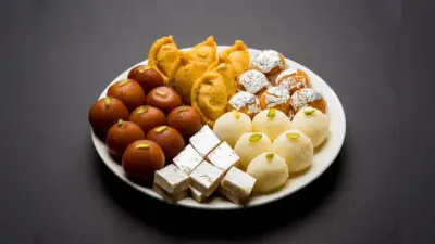 Diwali 2024: दिवाली पर बिना पकाएं बनाएं शानदार मिठाई, देखें आसान रेसिपी