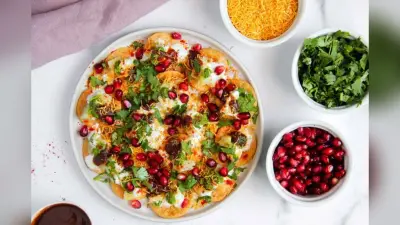 Papdi Chaat Recipe: तीखा और चटपटा खाने का है मन तो झटपट घर पर बनाएं पापड़ी चाट