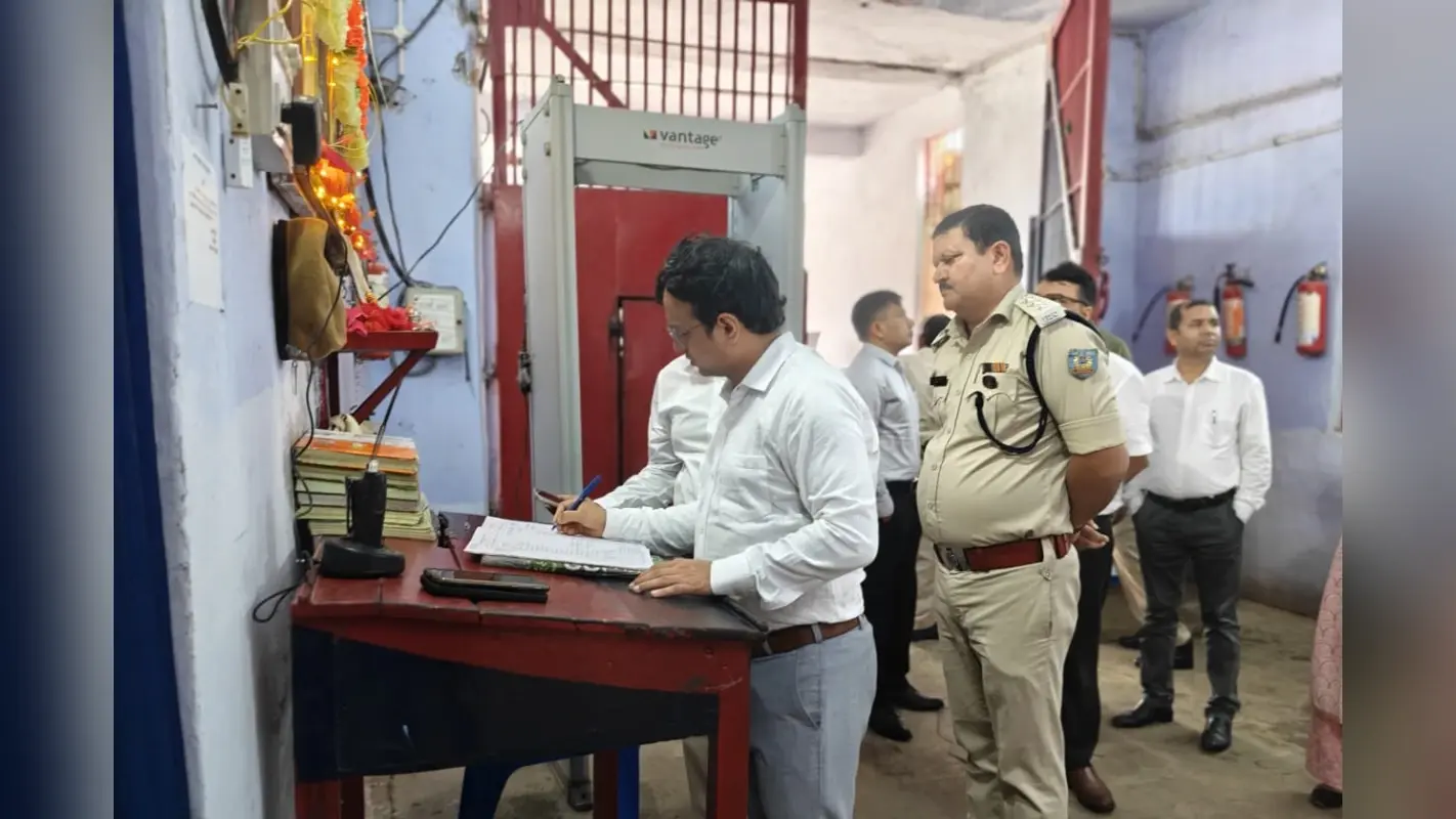 Sahibganj News : विधानसभा चुनाव को लेकर अलर्ट मोड पर जिला प्रशासन, मंडल कारा साहिबगंज में छापेमारी
