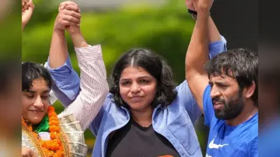 साक्षी मलिक का बड़ा दावा, बबीता फोगाट ने WFI अध्यक्ष बनने के लिए पहलवानों को भड़काया