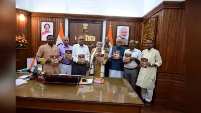Ranchi News: राज्यपाल संतोष गंगवार ने किताब का किया लोकार्पण, भारतीय लोकतंत्र के बारे में कही ये बात