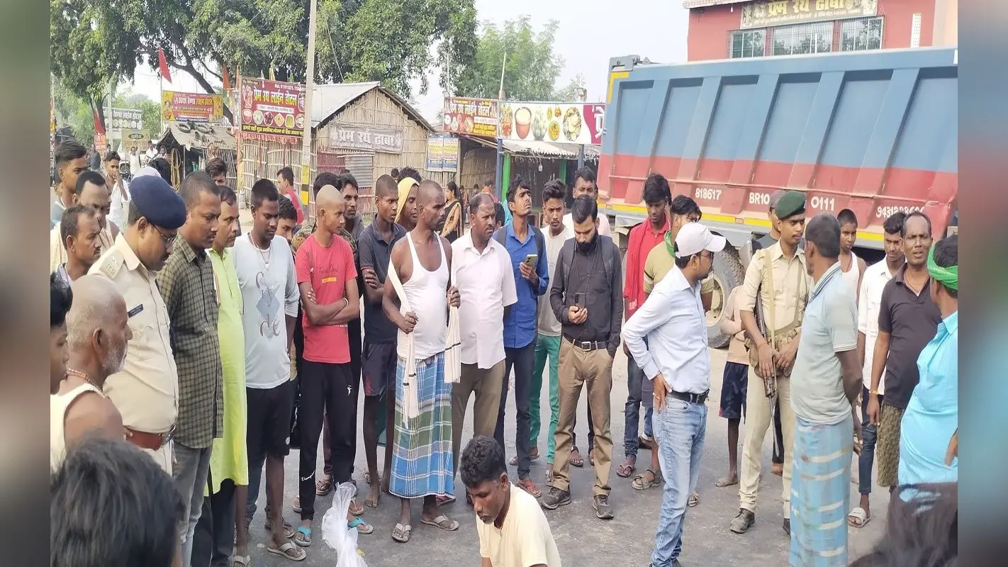 Bihar News: भागलपुर के नवगछिया में हाइवा ने किसान को रौंदा, गुस्साए लोगों ने किया सड़क जाम