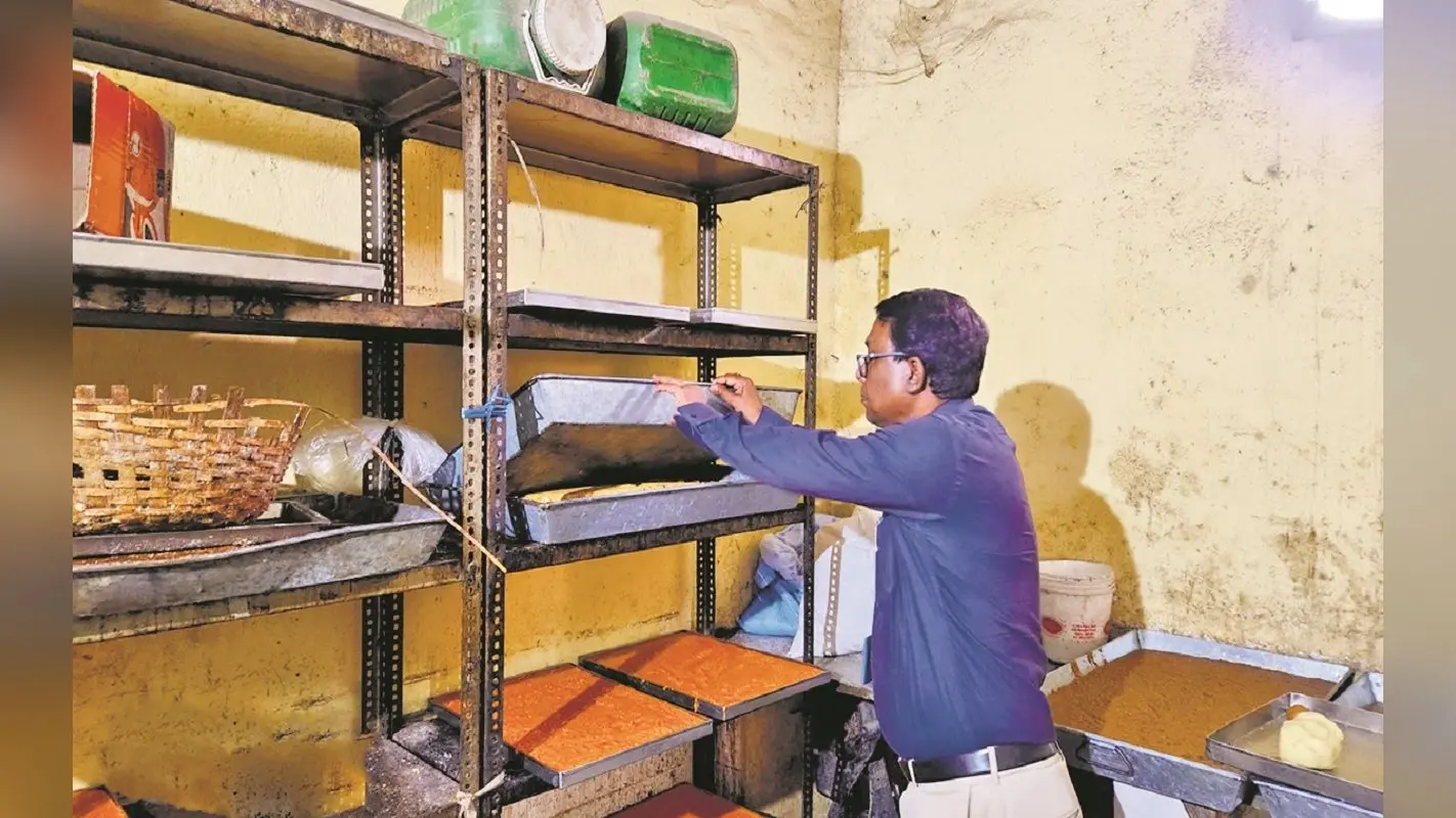 पटना में खोया और मिठाई में मिली गंदगी और फंगस, त्योहार में खरीदने जाएं तो आप भी रहें सतर्क…