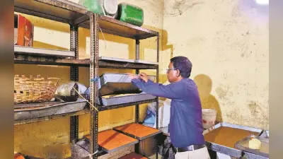 पटना में खोया और मिठाई में मिली गंदगी और फंगस, त्योहार में खरीदने जाएं तो आप भी रहें सतर्क…