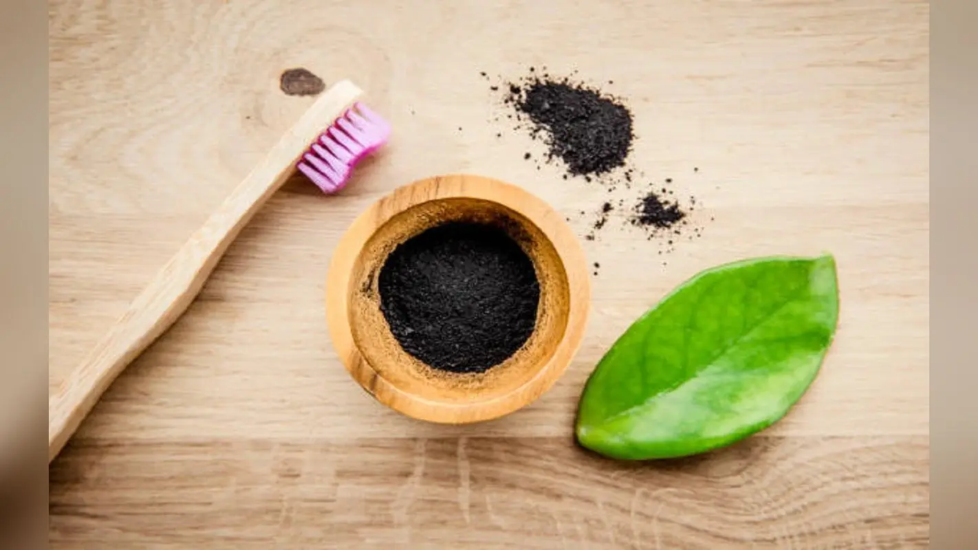 Tooth Care: दांतों की खोई चमक वापस दिलाएगा चारकोल, जानें क्या है फायदें
