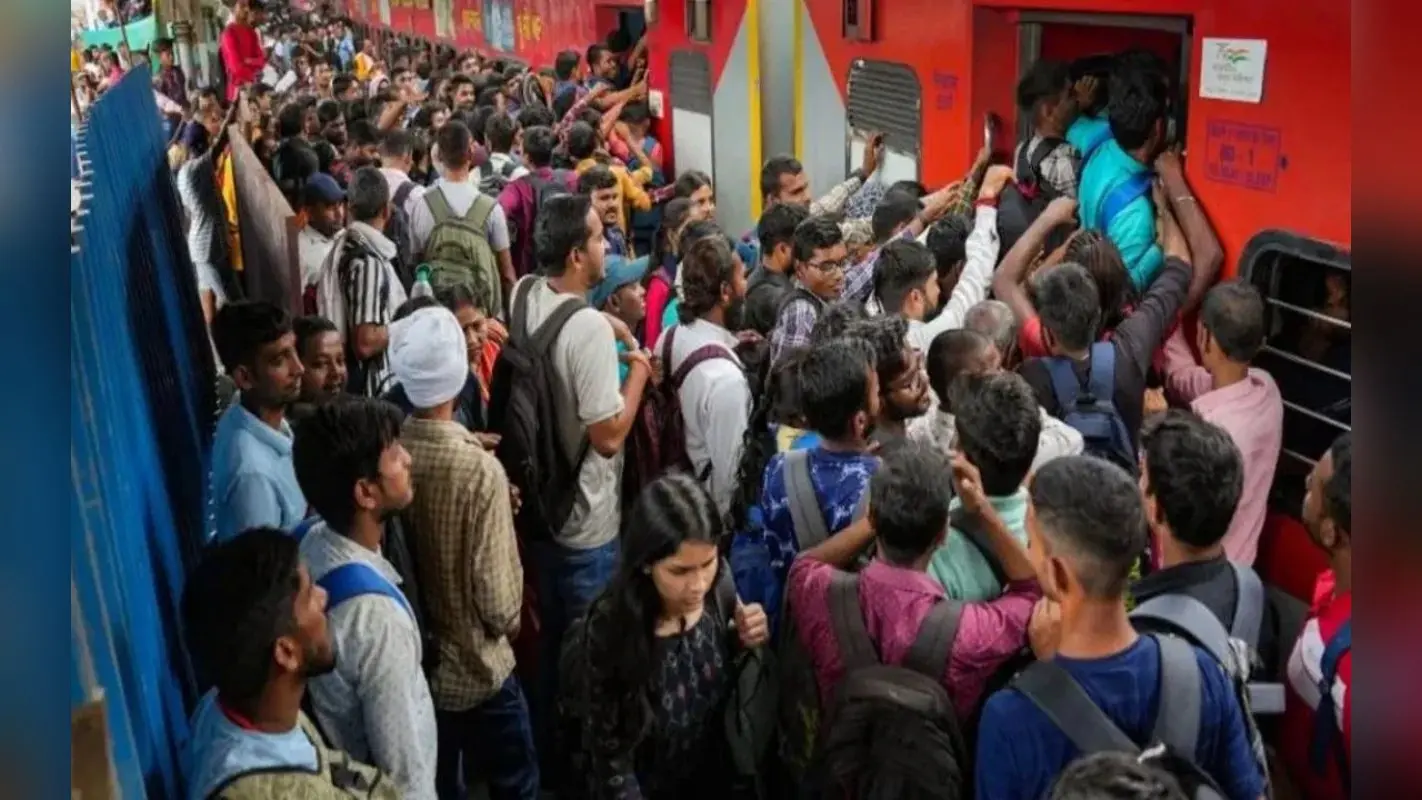 छठ में आये प्रवासियों को लौटने में छूट रहे पसीने, आधे यात्री बोगी में घुसे, बाकी प्लेटफार्म पर ही रह गये