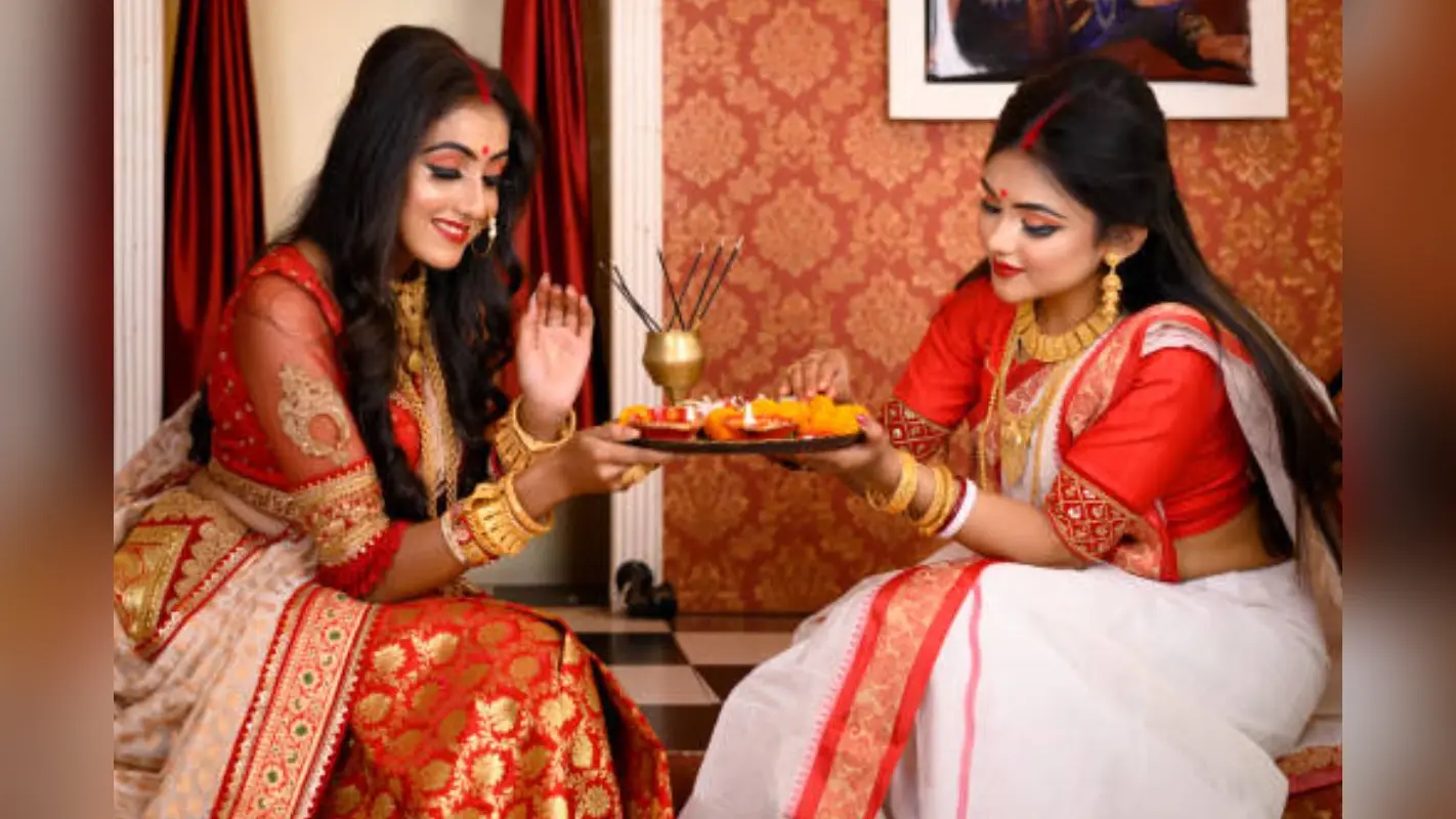 Navratri saree style: नवरात्री में साड़ी को स्टाइल करें मॉडर्न ट्विस्ट के साथ, पारंपरिक पहनावे को दें नया अंदाज़
