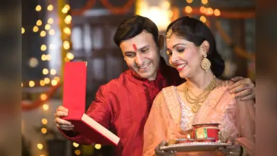 Karva Chauth: पत्नी के पहले करवा चौथ पर दें ये तोहफे जो आपका प्यार और बढ़ाएंगे