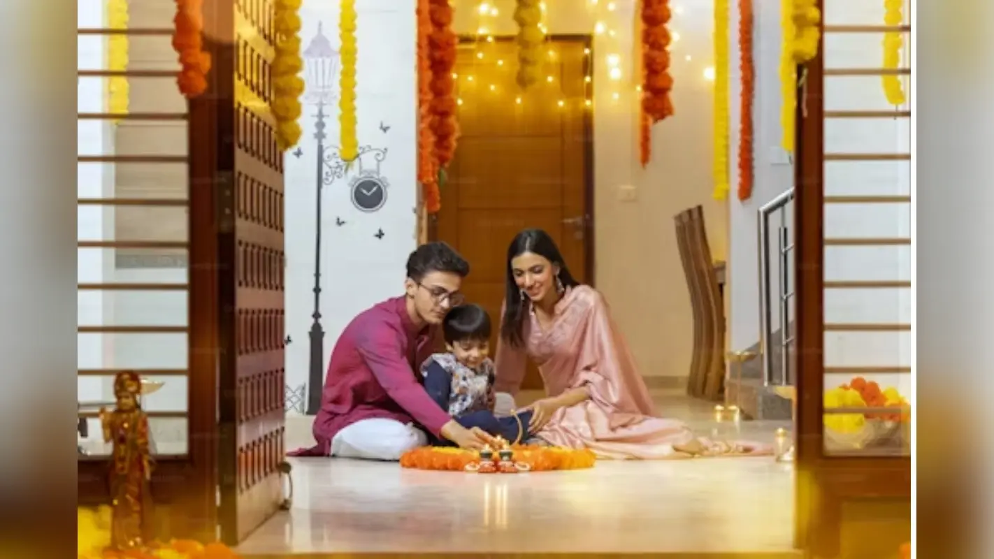 Diwali 2024: दिवाली पर घर के दरवाजे पर लगाएं ये चीजें, बरसेगी मां लक्ष्मी की कृपा