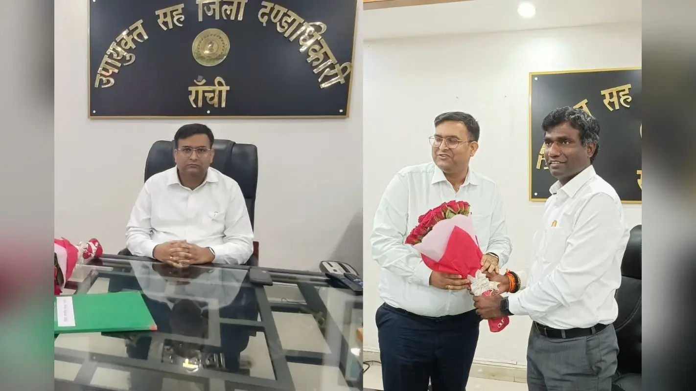 IAS Transfer-Posting: रांची के नए डीसी बने वरुण रंजन, मंजूनाथ भजंत्री से ग्रहण किया पदभार