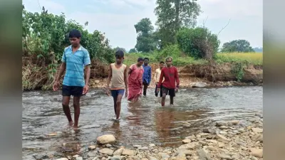 Jharkhand Election 2024: लातेहार के इस गांव में बरसात के दिनों में बच्चे नहीं जा पाते स्कूल