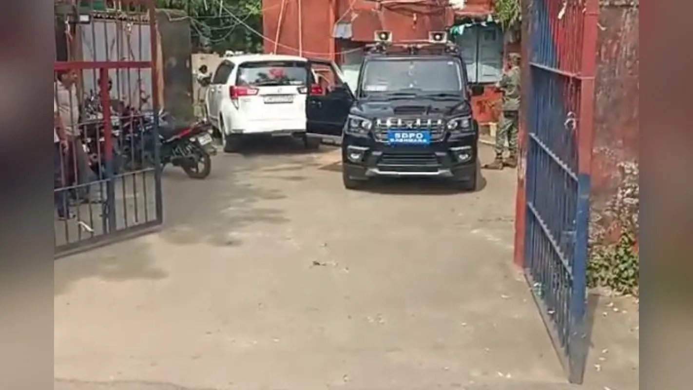 झारखंड चुनाव में क्या चल रहा है? धनबाद-बोकारो सीमा पर कार में मिले 72 लाख रुपये