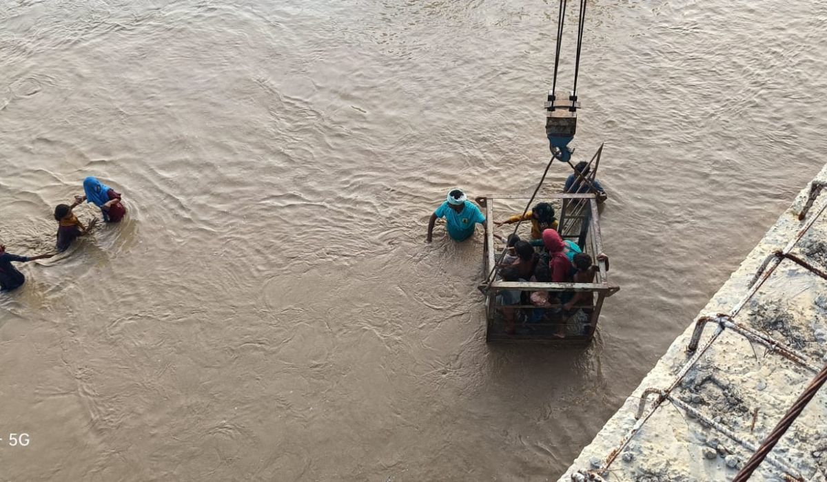 Photos: सुपौल में बाढ़ ने मचाया हाहाकार, बीच मझधार में फंसी सौ ज़िंदगियों को हाइड्रा मशीन से किया गया रेस्क्यू