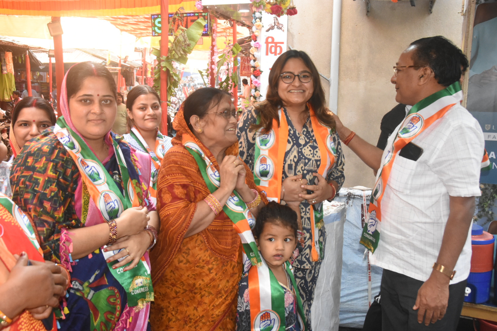 jharkhand Election 2024: चुनाव में प्रत्याशियों ने झोंकी पूरी ताकत, कहीं सास-ननद कर रहीं प्रचार, कहीं प्रत्याशियों के पिता और बच्चों ने संभाला मोर्चा