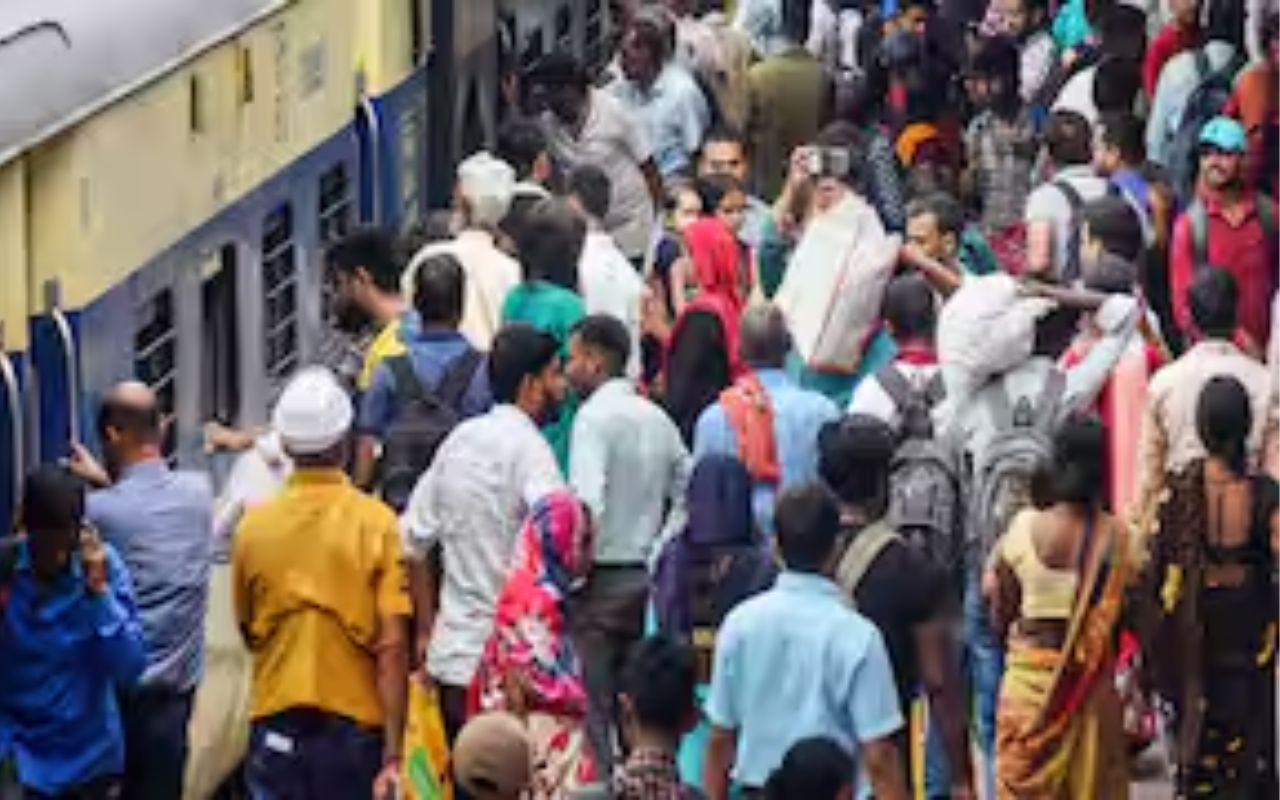 Bihar News: दिल्ली-पंजाब और गुजरात से खचाखच भरी आ रही ट्रेनें, बिहार आने वाली गाड़ियों का बुरा हाल