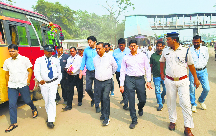 ट्रेनों में लटक कर यात्रा करने वालों पर रखें नजर : डीआरएम
